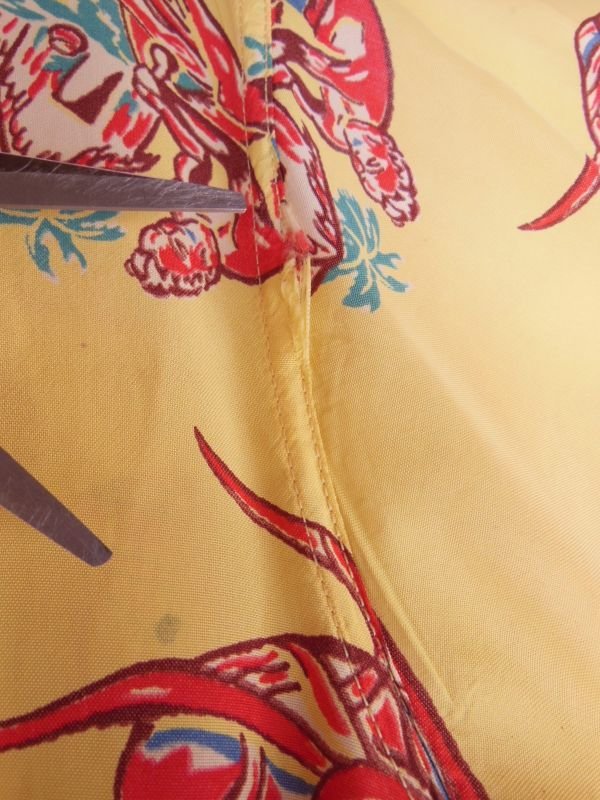 左袖正面縫製部に2.5ｃｍ程のほつれ