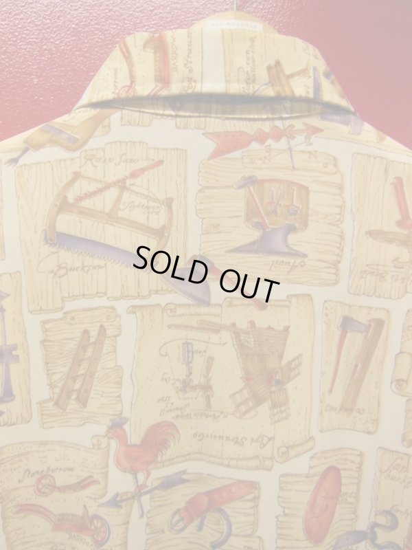 画像5: 70S ビンテージ US古着 LEVI'S リーバイス ポリシャツ 西部開拓時代の工具等の総柄プリント/Lサイズ 