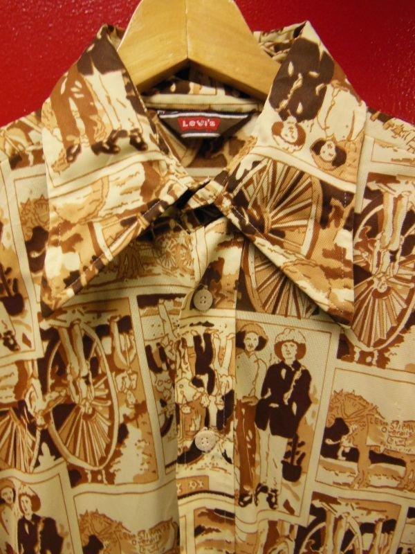 画像1: 70S ビンテージ US古着 LEVI'S リーバイス ポリシャツ 18世紀開拓時代総柄プリント/Mサイズ 