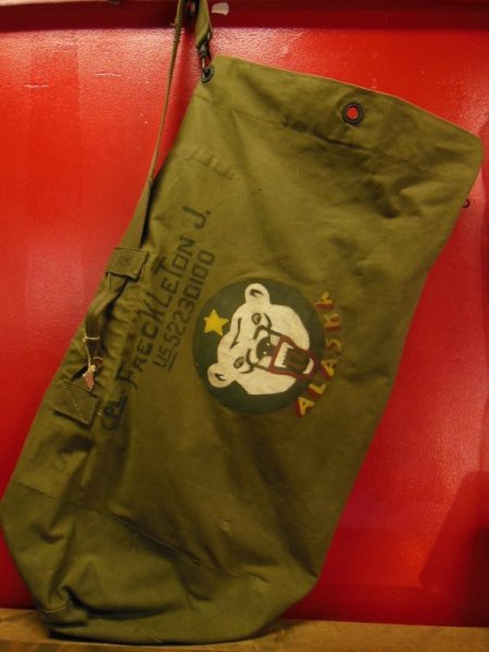 画像1: 1950'S U.S.ARMY ALASKA HAND PAINTED DUFFLE BAG (1)