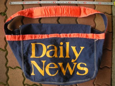 画像1: VINTAGE DAILY NEWS NEWSPAPER BAG