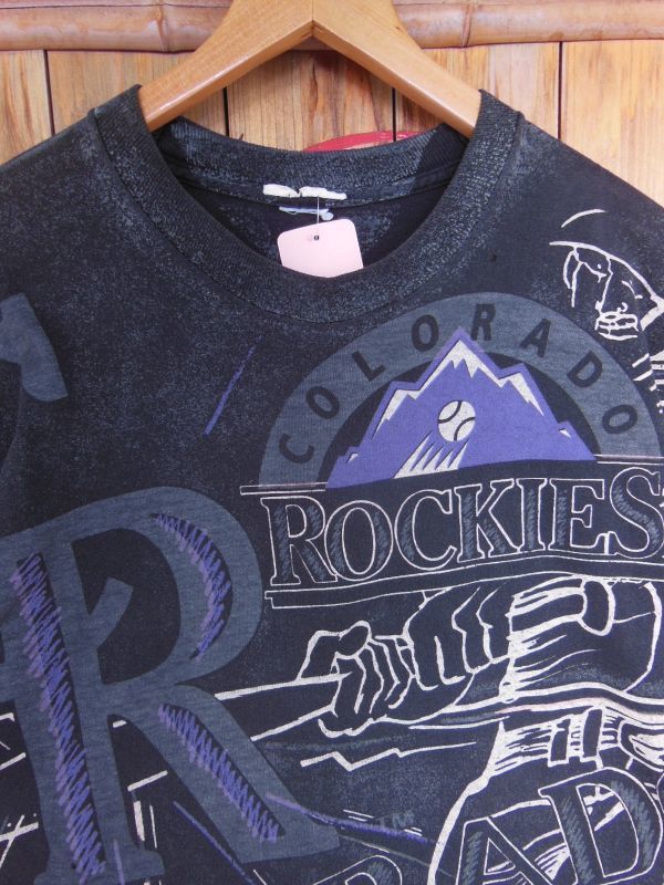 90S US古着 ビンテージ MLB コロラドロッキーズ 総柄プリント Tシャツ 大きめXLサイズ - ROCK-A-HULA Vintage  Clothing